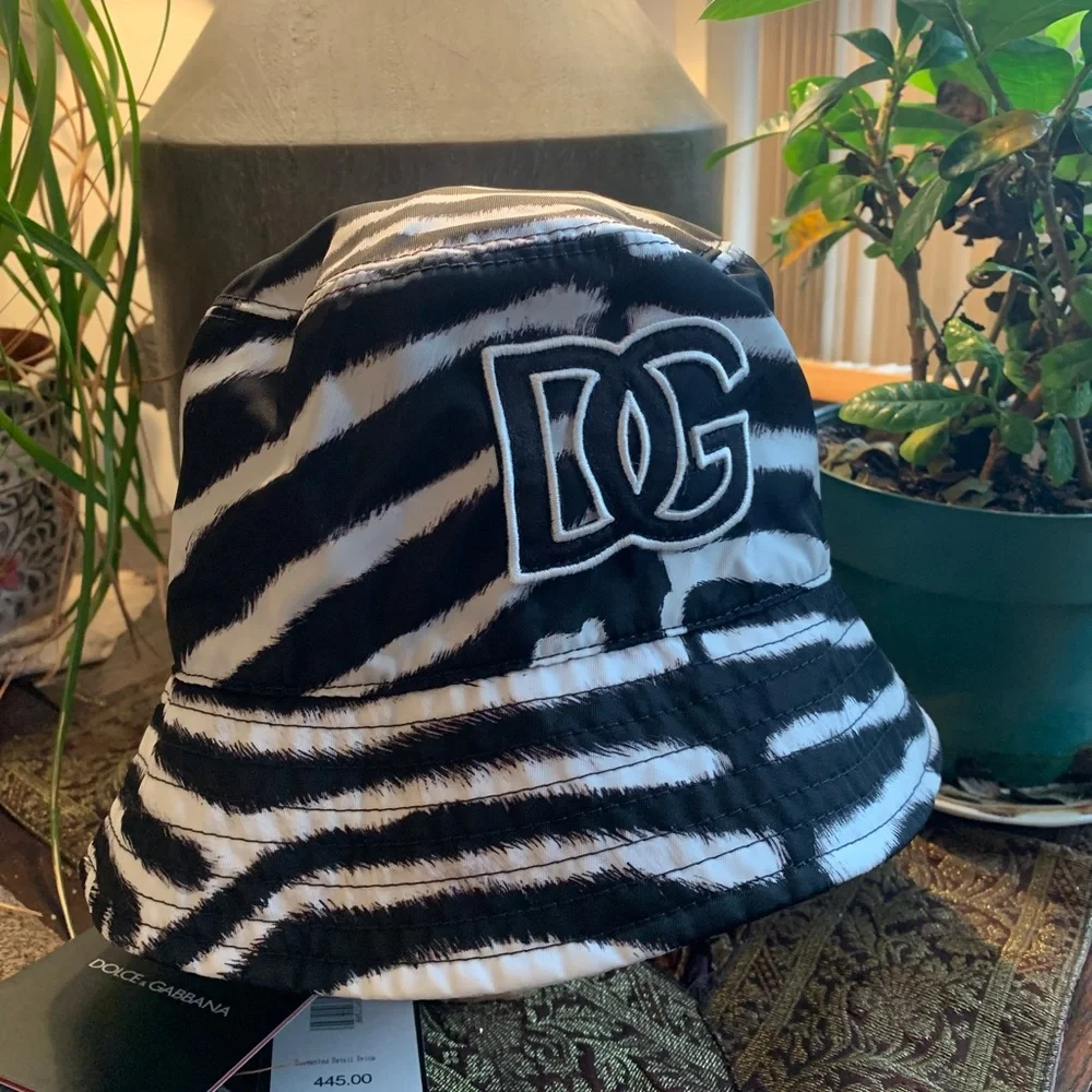 Authentic DOLCE & GABBANA ZEBRA PRINT DG LOGO BUCKET HAT - Picture 2 of 14